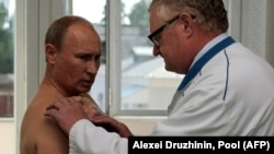 Путин на осмотре у травматолога Виктора Петраченкова