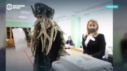 Царь, пират и конь в пальто: странные персонажи на избирательных участках в России Царь, пират и конь в пальто: странные персонажи на избирательных участках в России