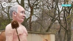 Путин на золотом унитазе: акция перед посольством России в Праге Путин на золотом унитазе: акция перед посольством России в Праге