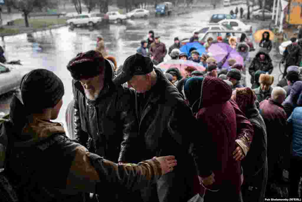 Жители Дебальцево стоят в очереди за хлебом 
