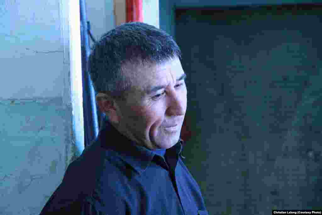 Ибрагим, трудовой миграт из Узбекистана, приехал из города Гулистана. По специальности он сварщик, в селе работает на электростанции. 