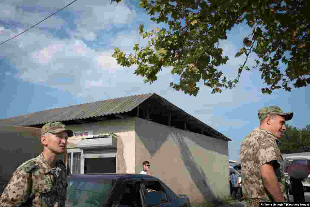 Бойцы сил безопасности у рынка в городе Гали на юге Абхазии.  
