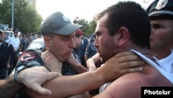 Стычки между полицией и протестующими на проспекте Баграмяна вечером 1 сентября