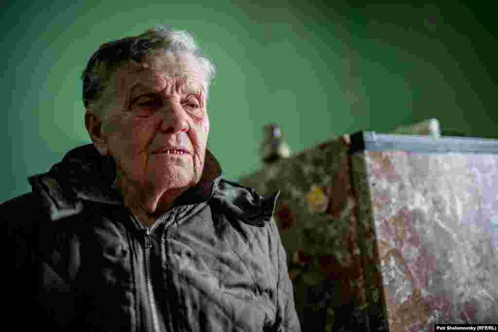 78-летняя Катерина Егоровна Мороз в своем поврежденном доме. Дебальцево. 