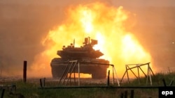 Российский танк T-90 во время форума 'Армия-2015' в Кубинке, 18 июня 2015 года