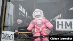 Автобус с эвакуированными беженцами в Славянске