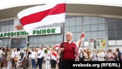 Нина Багинская на акции протеста в Минске, у Комаровского рынка. Беларусь, 22 августа 2020 года