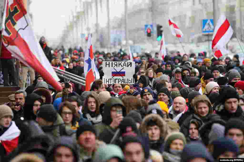 "В мире более трех тысяч наций и народностей. И только около двухсот сумели создать свои независимые государства. Мы, белорусы, среди них. Это наша самая большая ценность", – сказал выступающим писатель Владимир Орлов. Фото: svaboda.org (RFE/RL)