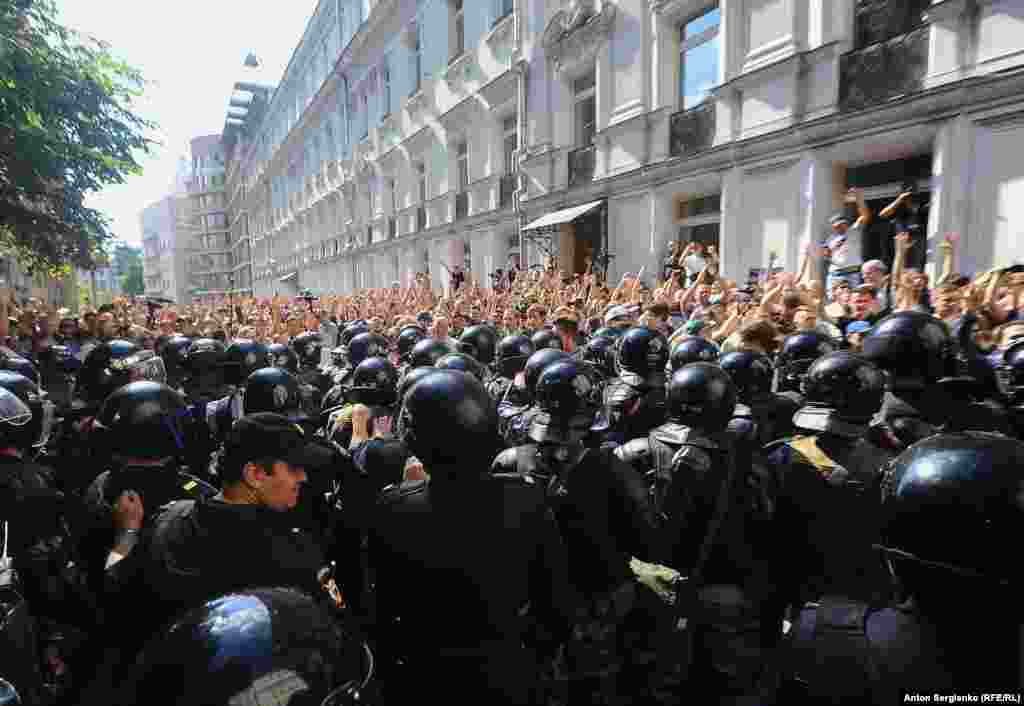 Протестующие требовали допустить к выборам в Мосгордуму независимых кандидатов: Любовь Соболь, Дмитрия Гудкова, Илью Яшина и других 