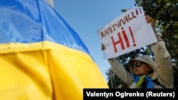Протесты против подписания "формулы Штанмайера" в Киеве перед Верховной Радой