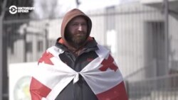 Давид провел 10 дней на улице у изолятора временного содержания в Тбилиси, чтобы поддержать арестованного друга Давид провел 10 дней на улице у изолятора временного содержания в Тбилиси, чтобы поддержать арестованного друга
