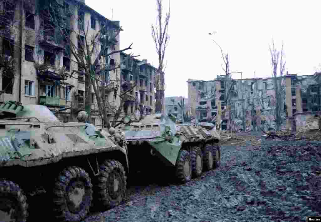 Через нескольких недель обстрелов чеченские военные отступили из Грозного  На фото – россияне патрулируют город на бронетранспортерах