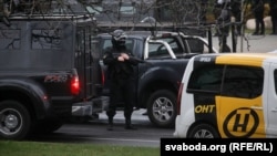 Автомобиль телеканала ОНТ вместе с автозаками на акции протеста в Минске, 8 ноября 2020 года