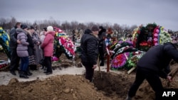 Мариуполь, похороны одной из жертв обстрела 25 января 2015