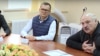 Юрий Воскресенский (в центре) на встрече в СИЗО КГБ 10 октября. Скриншот телеканала ОНТ