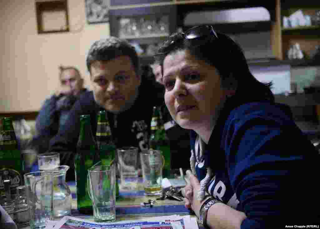 Дискуссия в таверне на тему беженцев становится все более оживленной. Хрони, хозяйка заведения, с тревогой думает о будущем: "Здесь все будет происходить "по закону джунглей", нас могут отсюда просто выжить. Пускай они хотя бы нашу церковь освободят, хотя бы этого хотелось, как минимум"