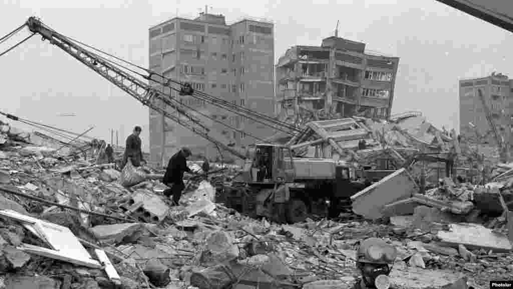 Декабрь 1988 года: землетрясение в Армении. Меньше чем за 20 секунд целые жилые кварталы городов Ленинакан, Кировокан и Спитак превратились в груды развалин. Тогда погибли свыше 30 тысяч человек, а еще больше остались без крова 