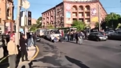 Протестующие в центре Еревана перекрыли движение транспорта: они против назначения Саргсяна премьером Протестующие в центре Еревана перекрыли движение транспорта: они против назначения Саргсяна премьером