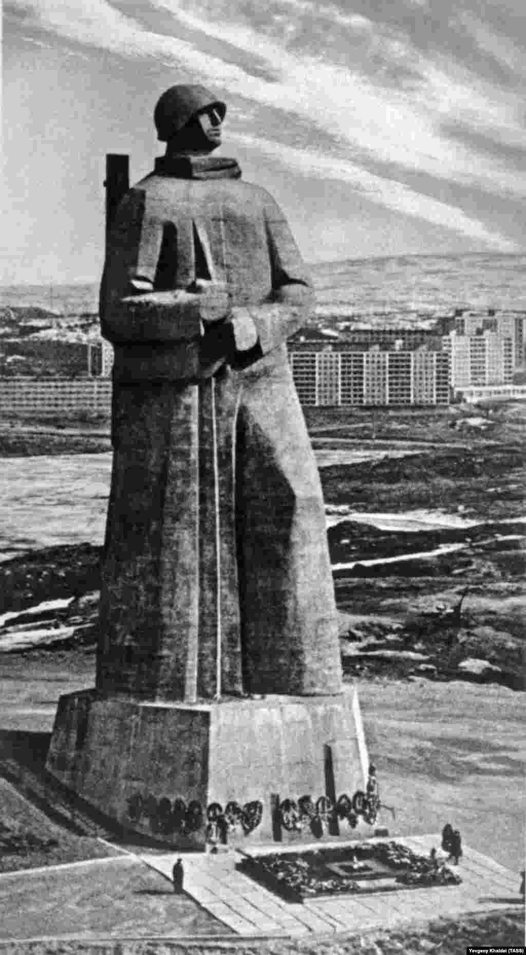 Памятник Защитникам отечества в Мурманске, сфотографированный Халдеем в конце его карьеры. Газета "Правда" взяла его на работу в 1959 году, но в 1976-м его снова уволили, уже на пенсию. Великий фотограф прожил остаток своей жизни в маленькой квартире в пригороде Москвы. Он умер в 1997 году