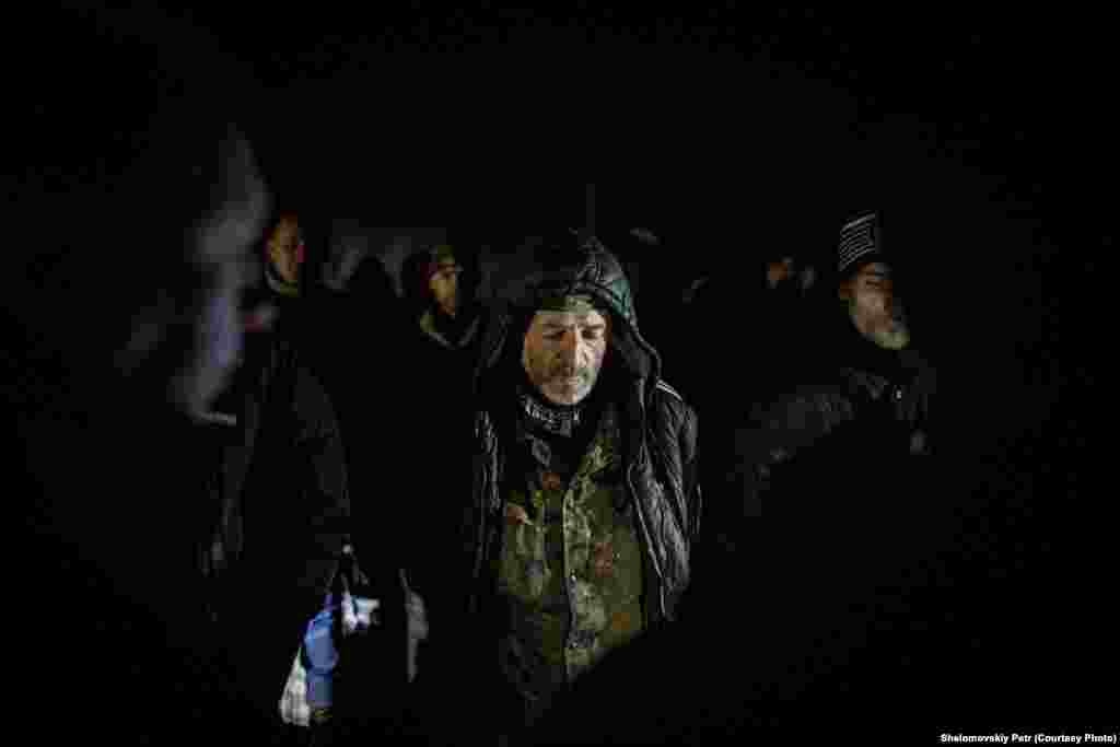 Украинский военнослужащий ждет своей очереди 
