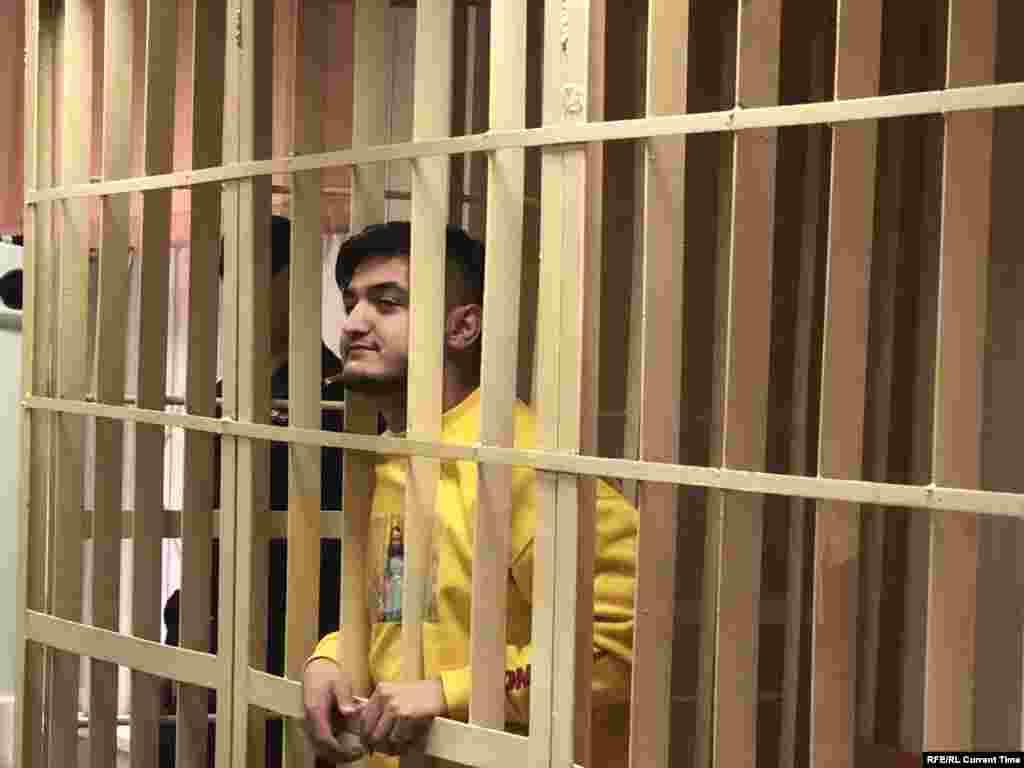 21-летний Самариддин Раджабов, уроженец Таджикистана, участвовал в акции 27 июля, был арестован по административной статье. На суде по административной статье не признал вину. По версии следствия, кинул пластиковую бутылку в сотрудника правоохранительных органов и попал ему в шею