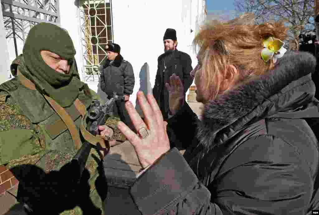 Женщина просит российского военного уйти с украинской земли, 3 марта 2014 года