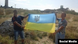 Активисты с украинским флагом на горе Митридат в Крыму 24 августа 2015 года