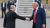 Президент США Дональд Трамп приветствует Владимира Путина на взлетно-посадочной в Анкоридже, Аляска, 15 августа 2025 года