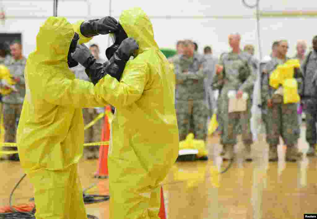 Солдаты США проходят подготовку по борьбе с лихорадкой Эбола. Форт-Кэмпбелл, штат Кентукки. 9 октября 2014
