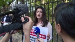 В Москве прошли пикеты в поддержку сестер Хачатурян. Их судят за убийство отца В Москве прошли пикеты в поддержку сестер Хачатурян. Их судят за убийство отца