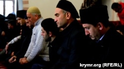 Молитва крымских татар в одной из мечетей в Симферополе в память о Решате Аметове