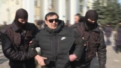 В Алма-Ате задержали не менее 40 человек возле отделения правящей партии В Алма-Ате задержали не менее 40 человек возле отделения правящей партии