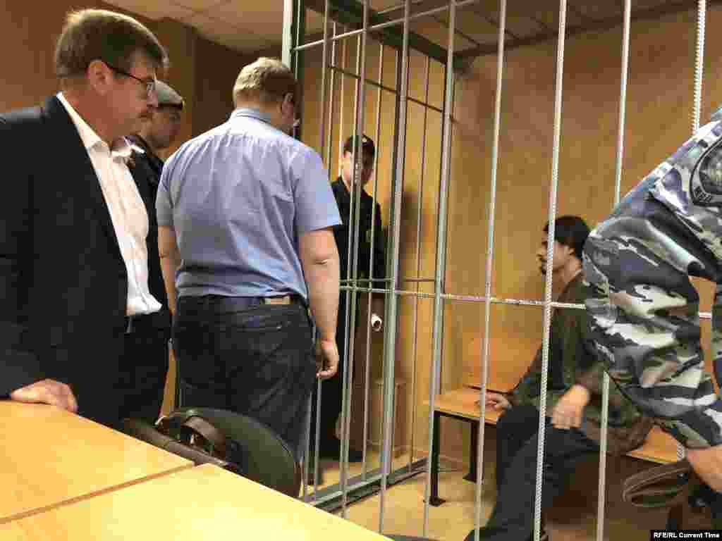 Из материалов дела 25-летнего Ивана Подкопаева следует, что после задержания в его рюкзаке нашли плакат, нож черного цвета в чехле, банковские карты, противогаз зеленого цвета, резиновые тапочки, флягу, а также молоток. 29 июля его арестовали по административной статье, из спецприемника забрали на допрос в СК. Вину не признает, от дачи показаний отказывается