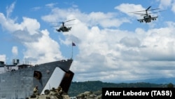 Вертолеты Ka-52 на учениях в Гадауте