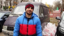 "Таджики, узбеки, без разницы – обращайтесь". Мигранты в Москве кормят мигрантов "Таджики, узбеки, без разницы – обращайтесь". Мигранты в Москве кормят мигрантов