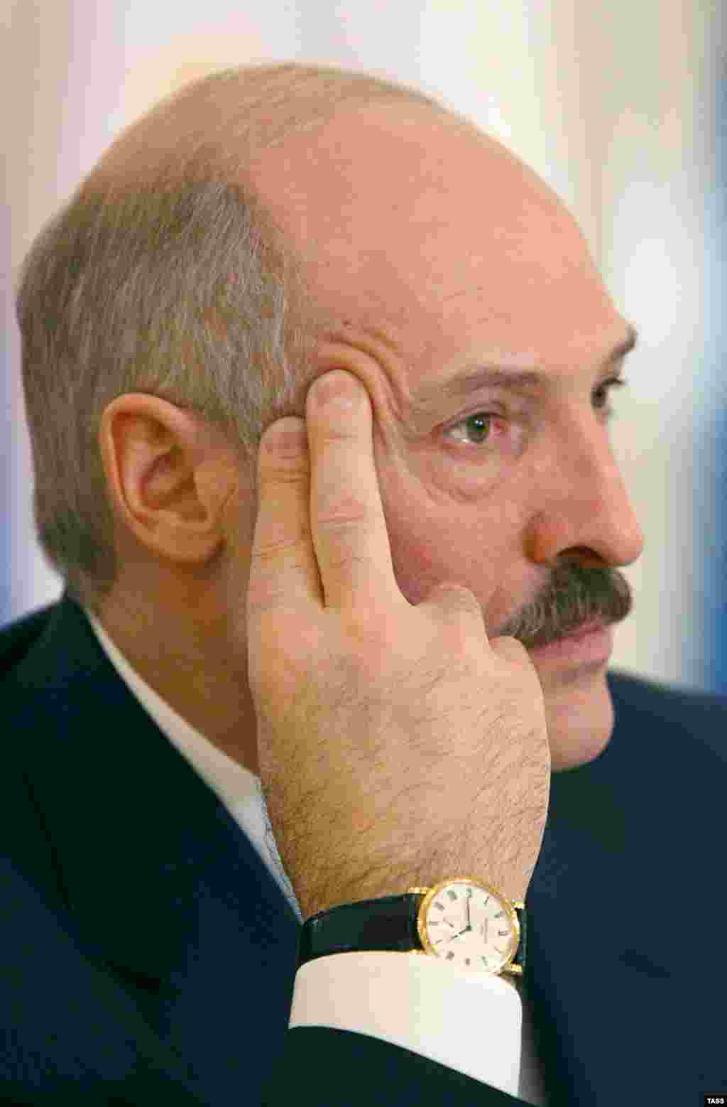 "Бережливый" президент Беларуси Александр Лукашенко, вероятно, задумался, стоит ли ему купить еще одни часы за $17 тыс.  Источник: оппозиционная инициатива Хартия'97