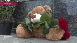 Российское посольство в Киеве: поток людей не иссякает Российское посольство в Киеве: поток людей не иссякает