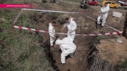 "Погибших не делим на своих и чужих": в Донбассе найдено массовое захоронение "Погибших не делим на своих и чужих": в Донбассе найдено массовое захоронение