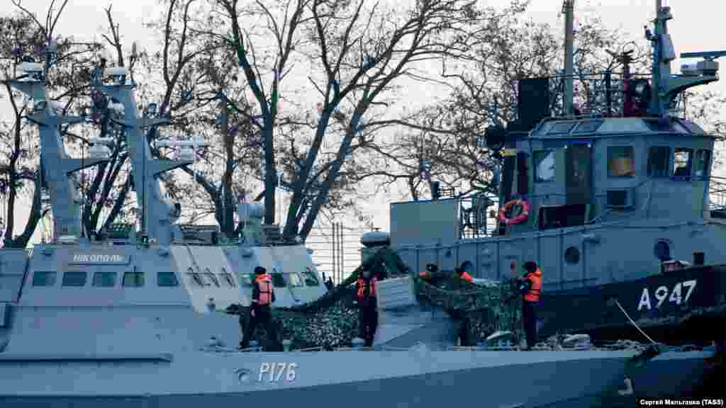 Ближе к вечеру Россия все-таки пропустила украинские суда, но вскоре стало известно об их обстреле. По данным командования Военно-морских сил Украины, это произошло за пределами территориальных вод аннексированного Крыма. Ранения получили шесть военнослужащих Украины, которым, по сообщеним российской стороны, оказали медицинскую помощь.  Все три катера вместе с военнослужащами российские пограничники задержали и доставили в порт Керчи