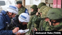 Сотрудники миссии ОБСЕ фиксируют служащих "ЛНР" на участке в районе Золотого, октябрь 2019 года