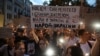 Протесты в Киеве вечером 22 июля, плакат: "Коррупция аплодирует"