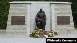 Памятник "Бронзовый солдат" в Таллине, Эстония