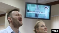 Алексей Навальный с женой Юлией в суде 17 февраля