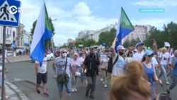 На новую акцию протеста в Хабаровске вышли десятки тысяч человек На новую акцию протеста в Хабаровске вышли десятки тысяч человек