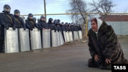 Разгон цыганских протестов в поселке Плеханово в Тверской области, март 2016 года