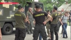 "Хотим, чтобы бандиты уехали": как жители украинского села оборонялись от рейдеров "Хотим, чтобы бандиты уехали": как жители украинского села оборонялись от рейдеров