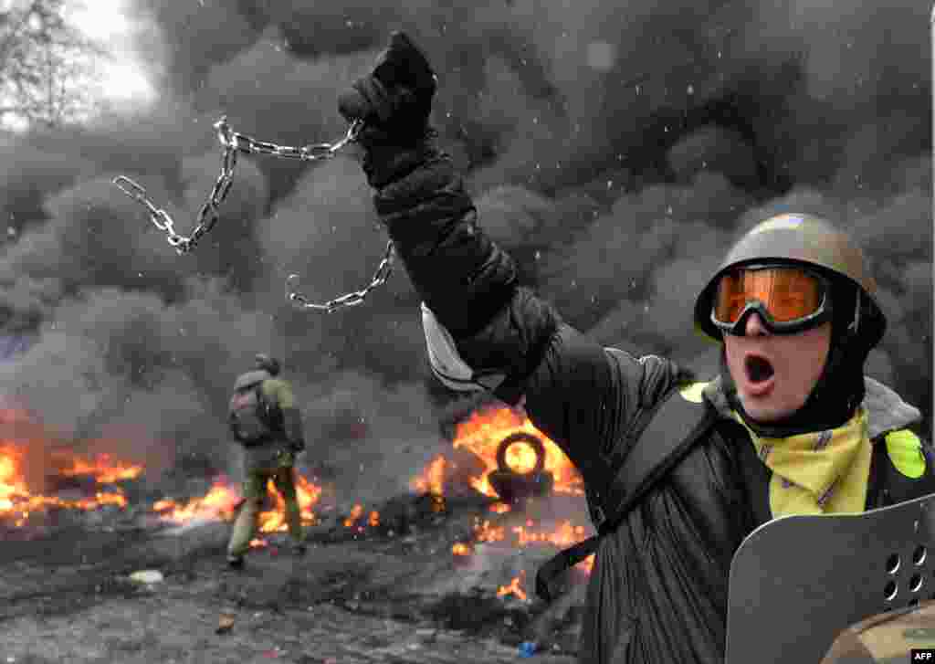 21 ноября 2013 года правительство Николая Азарова решило приостановить процесс подготовки к подписанию соглашения об ассоциации с ЕС. Это произошло в тот момент, когда президент Виктор Янукович в Вене уверял журналистов, что евроинтеграция Украины продолжается. Отказ от евроинтеграции возмутил значительную часть общества