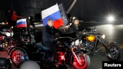 Владимир Путин едет на мотоцикле вместе с "Ночными волками"