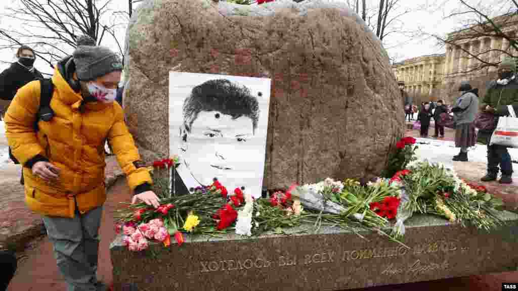 В Петербурге акция памяти Немцова состоялась у Соловецкого камня – памятника жертвам политических репрессий. На мирном мероприятии собрались около ста человек