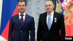 Премьер РФ Дмитрий Медведев и гендиректор МИА "Россия сегодня" Киселев